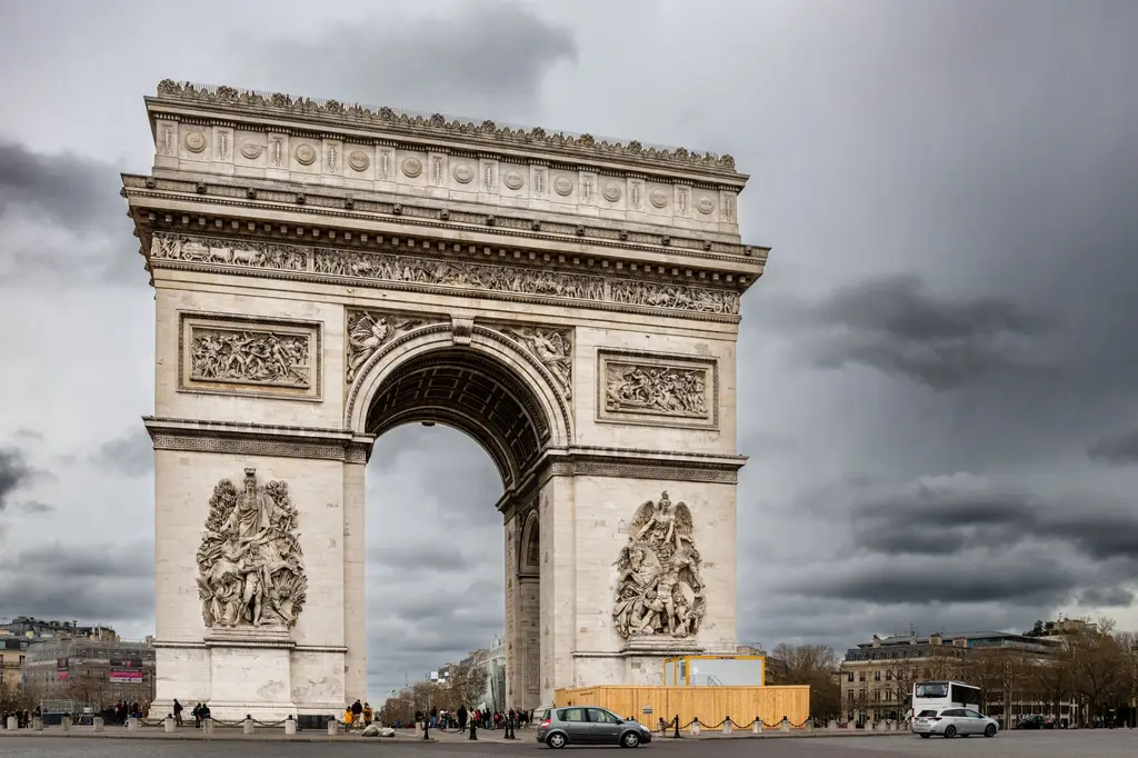 L’Arc de Triomphe un jour nuageux