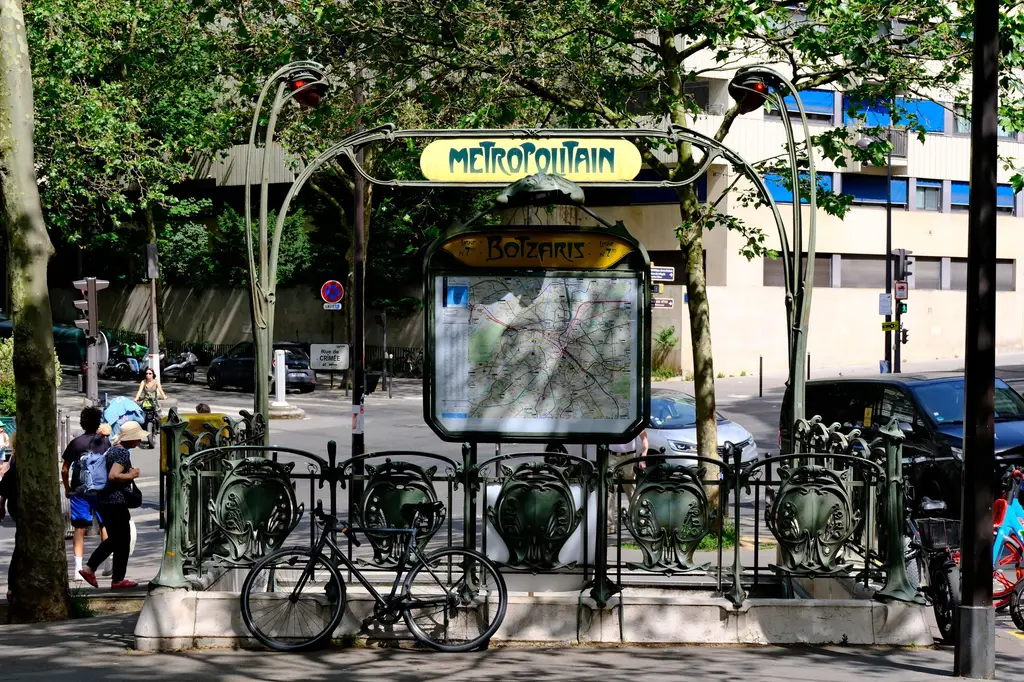 Bouche de métro Art nouveau à Botzaris