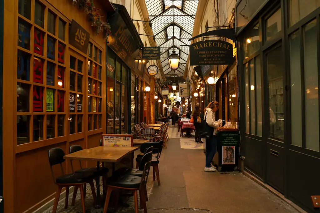 Boutiques et cafés d’un passage couvert parisien