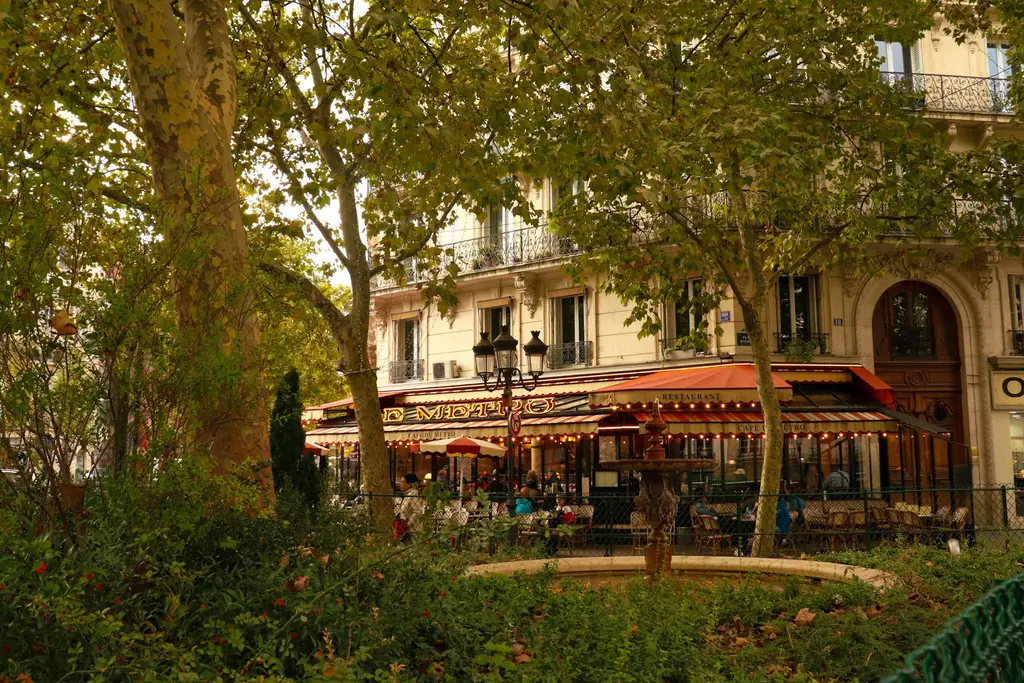 Café parisien niché dans la verdure