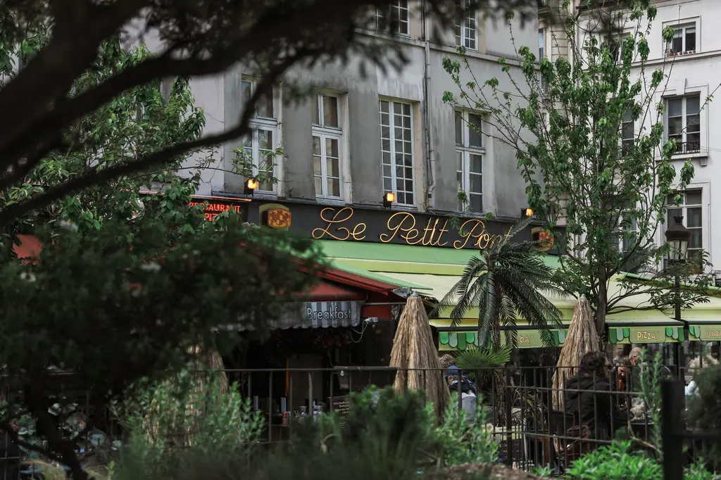 Café en terrasse entouré de verdure