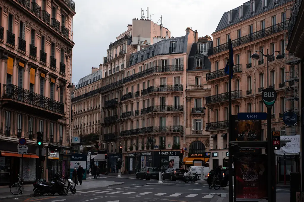 Carrefour et immeubles résidentiels parisiens