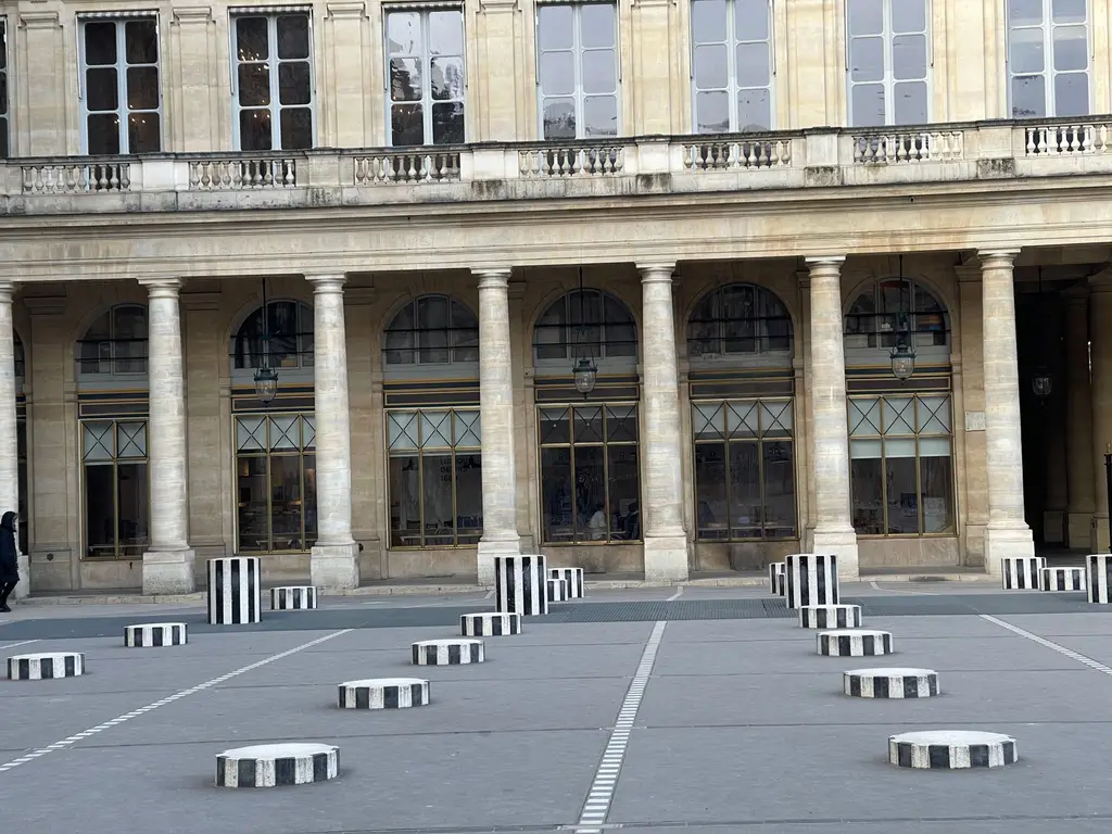 Les colonnes de Buren dans la cour du Palais-Royal