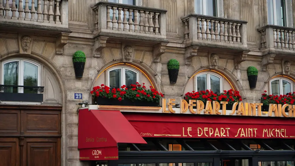 Façade de café parisien à auvent rouge