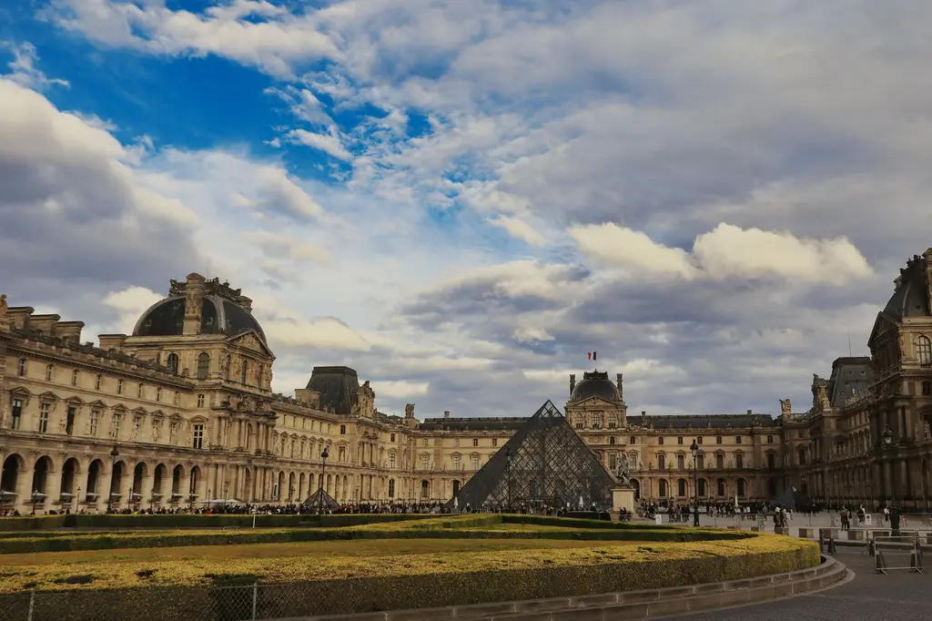 Le musée du Louvre et sa pyramide de verre