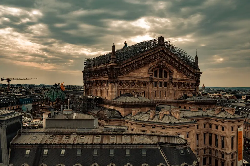 L’opéra Garnier au soleil couchant