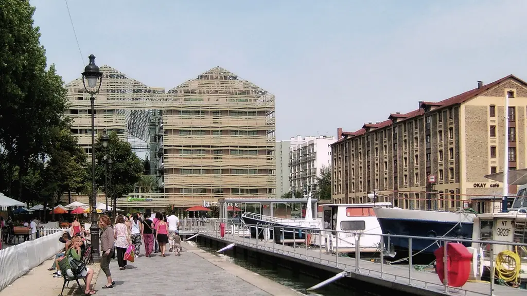 Promenade au bord de l’eau et immeubles modernes