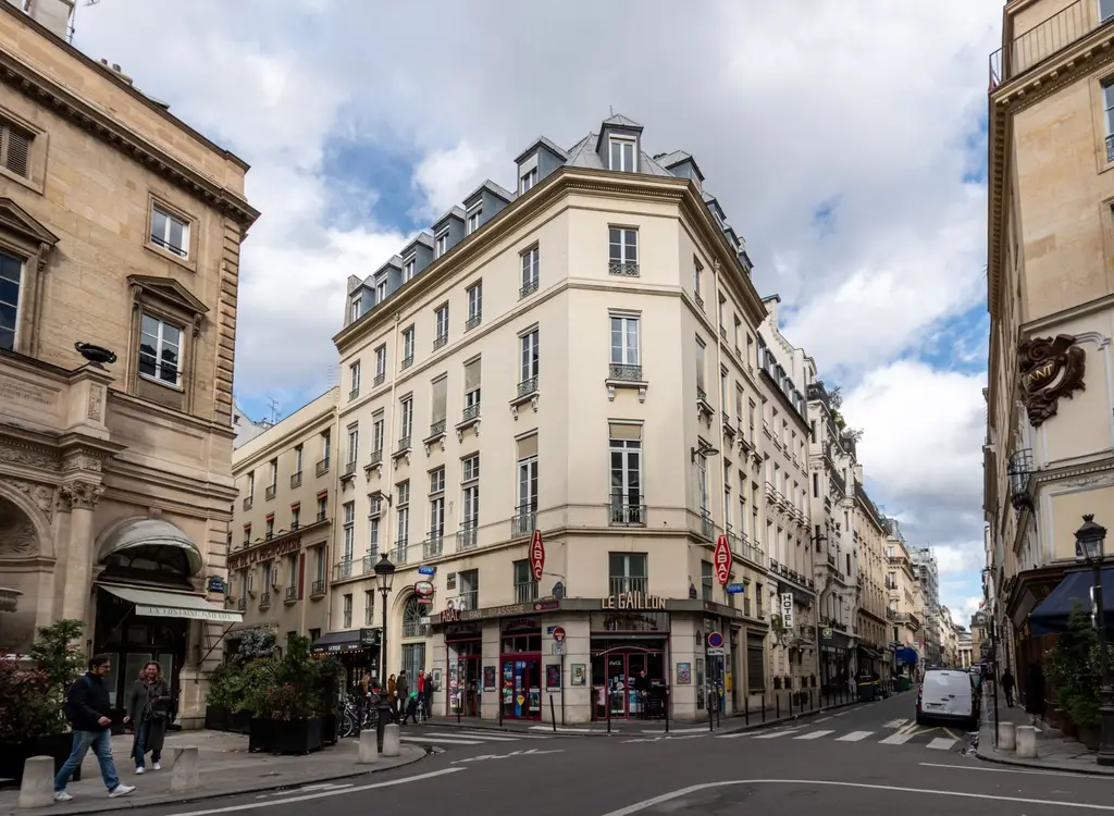 Rue et immeubles parisiens
