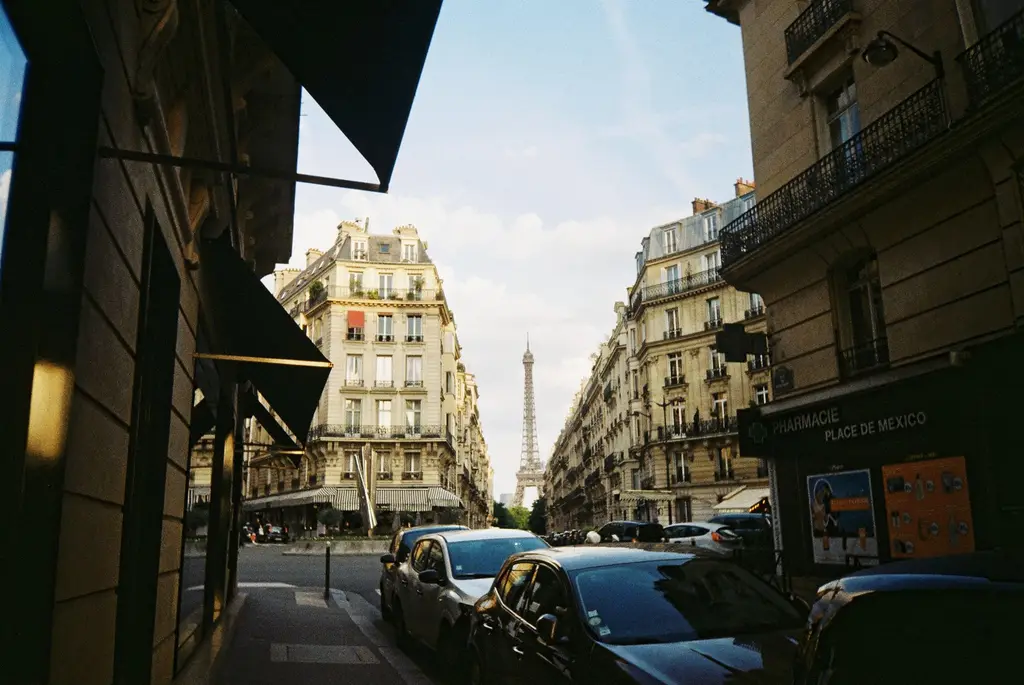 Rue parisienne avec la tour Eiffel entre les immeubles
