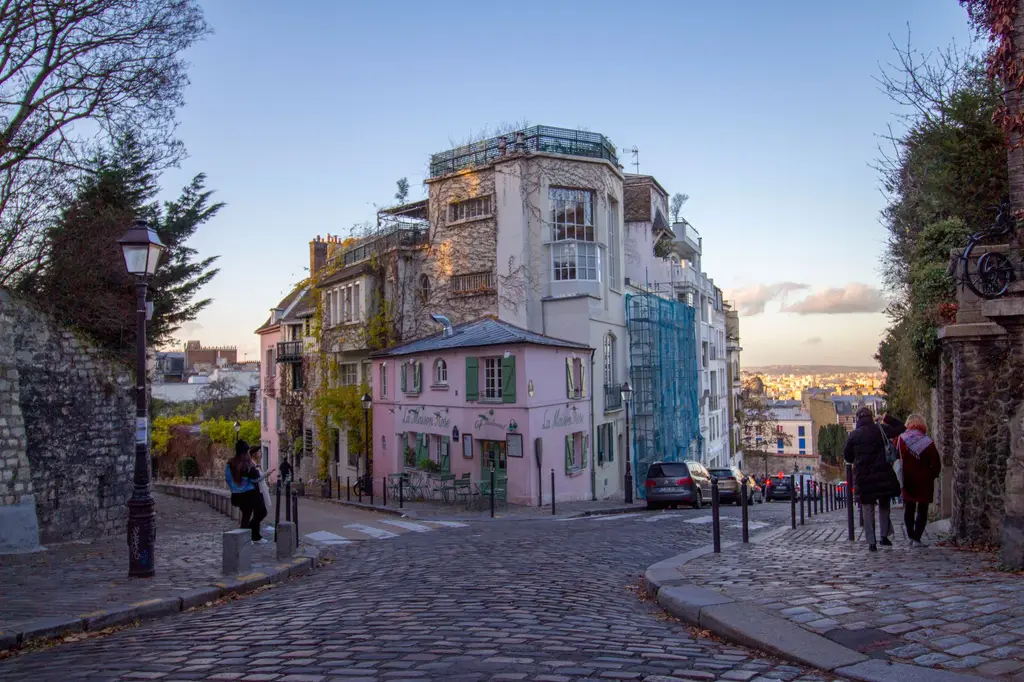 Rue pavée de Montmartre et la Maison Rose