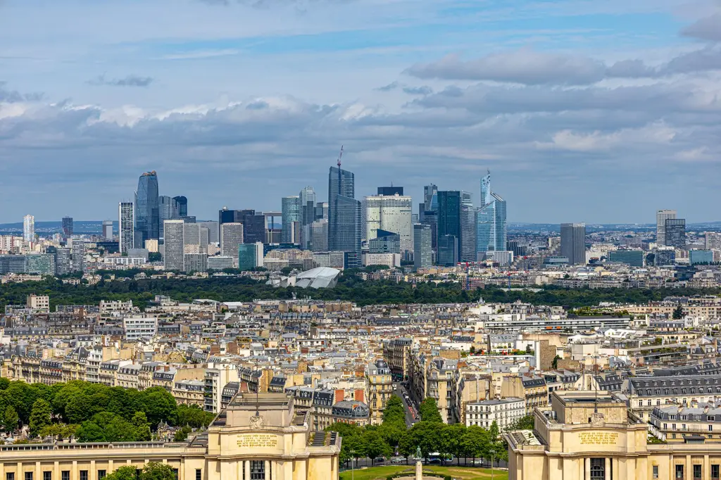 Les tours de La Défense vues de loin